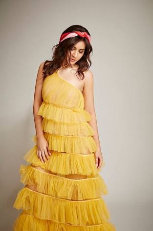AmitLipunkumar's tweet photo. Beautiful @RaashiKhanna as yellow rose 
#SpreadRaashism https://t.co/BD3Qz8V6UI