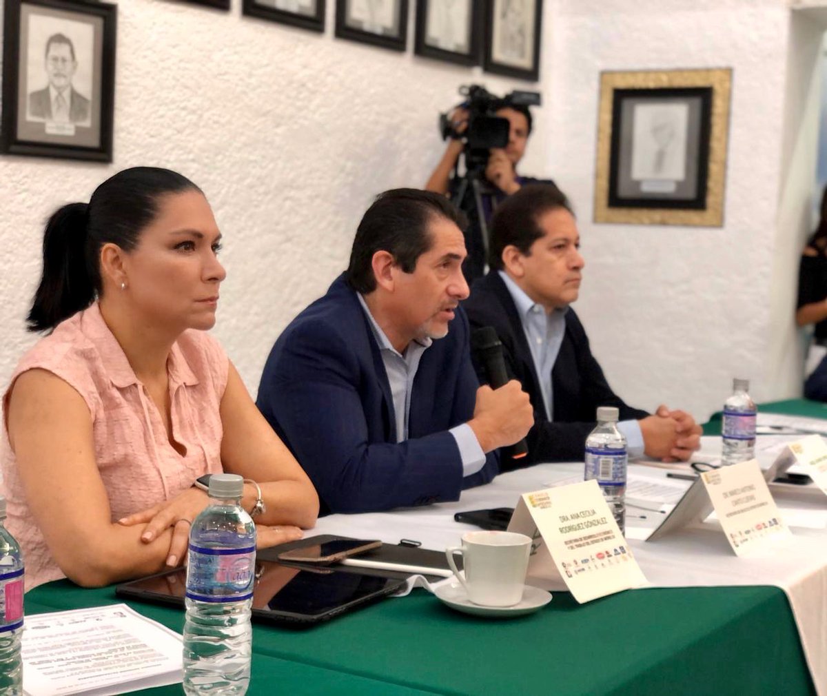 AnaCecilia_Rdz's tweet photo. Junto con el titular de la @SSM_Morelos, @CantuCuevas, me reúno esta mañana con integrantes de @canacocuerna para abordar medidas de prevención y evitar el contagio del #COVID19 🦠. En @GobiernoMorelos buscamos apoyar a los empresarios y a los trabajadores en esta contingencia. https://t.co/QfzHIoFadq