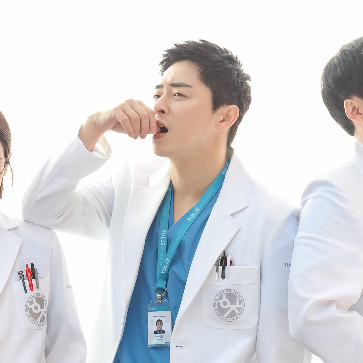 송화: 간호사 쌤들이 하나같이 차가운데 따뜻한 사람이 좋다더라. 난 잘 모르겠던데. 우리 병원에도 그런 사람 있나.

익준: 여기 따뜻한 아이스 아메리카노 한잔 주세요.
송화: