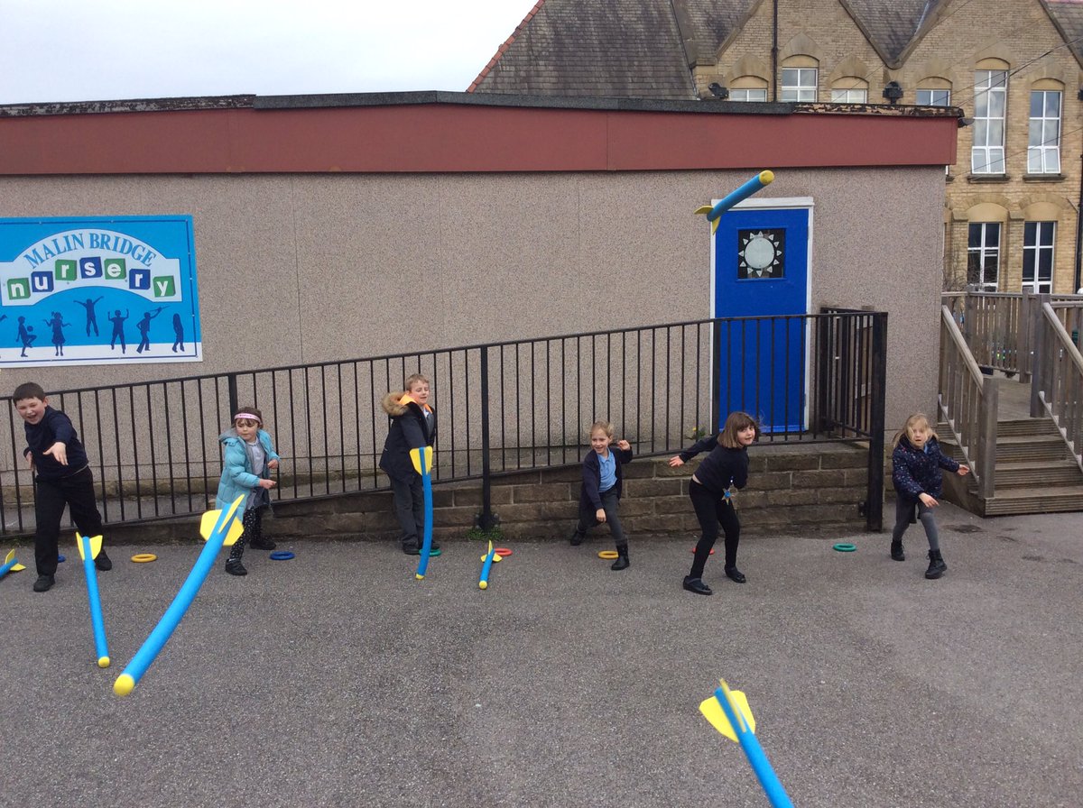 MrHowar51385789's tweet photo. We went out in the great outdoors and did lots of random PE activities, what distance could we throw our javelins? #SocialDistanacing #CarefullyThoughtOut #ThrowingLessonsTogether #BuxtonAfternoonBonanza https://t.co/ZpchGGCAty