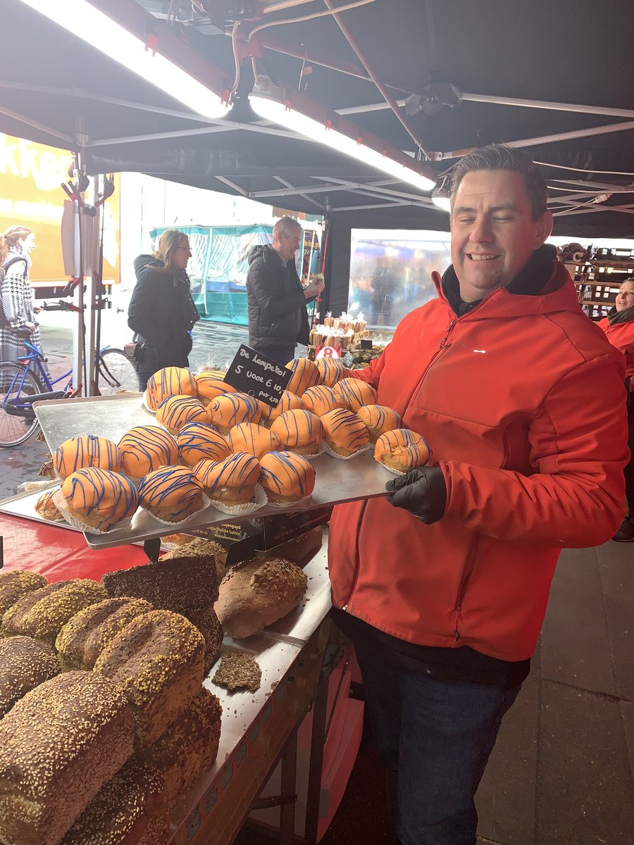 Mijn vriend <a href="/demarktbakker/">de marktbakker</a> gaat zaterdag speciaal kosteloos zijn spullen bij U thuisbrengen Zie hier  onder 👍 #ZAtoclub gaat zonodig meehelpen #barre tijden #staytogether 💪⚽️ Eindhoven e.o