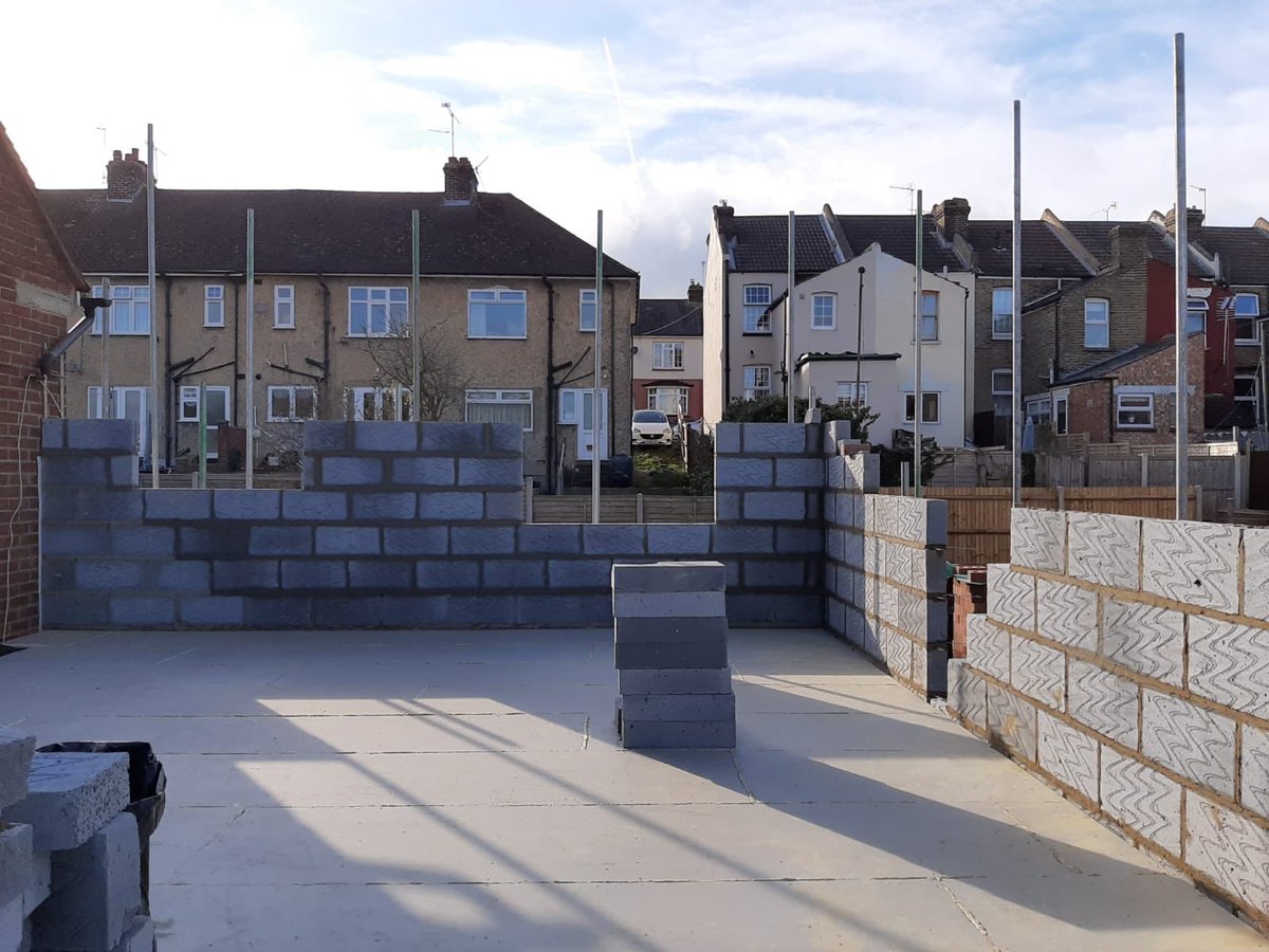 Second lift blockwork going up for a new 3 bed semi-detached house in Rochester 💪🏼😃
#newbuild #rochester #builder