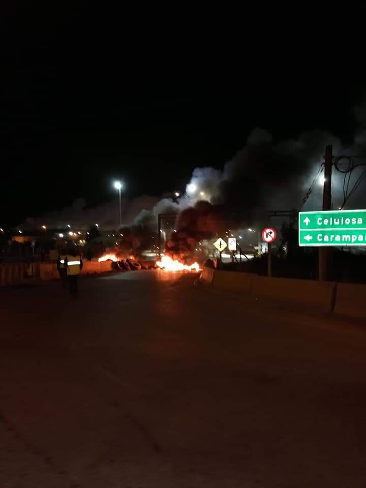 rsumen's tweet photo. 🔴 ESTA MADRUGADA: Trabajadores armaron barricadas en la entrada de la Celulosa Arauco. Buscan paralizar faenas del proyecto MAPA para poder hacer una cuarentena efectiva en sus hogares. #CuarentenaTotal #Chile #Arauco #celulosaarauco #Biobío https://t.co/5FG1cqO371