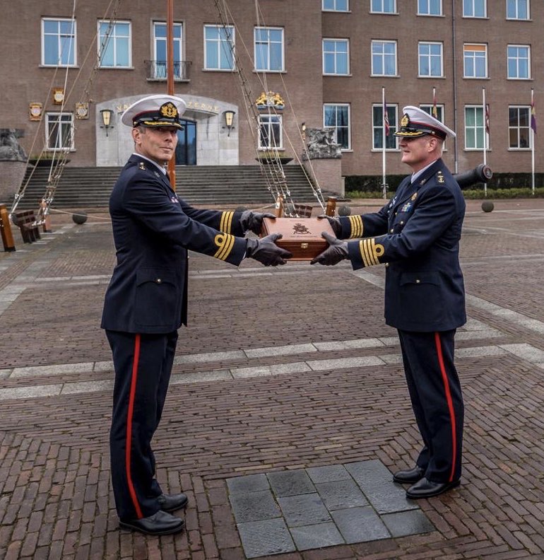 AOOKramer's tweet image. Een beperkte Commandanten overdracht ceremonie ivm Corona virus. Kolonel Posthumus heeft het commando overgedragen aan Luitenant-Kolonel Vlasman. @kon_marine @korpsmariniers @gemeenteraad010 @Defensie @DefensieOnline