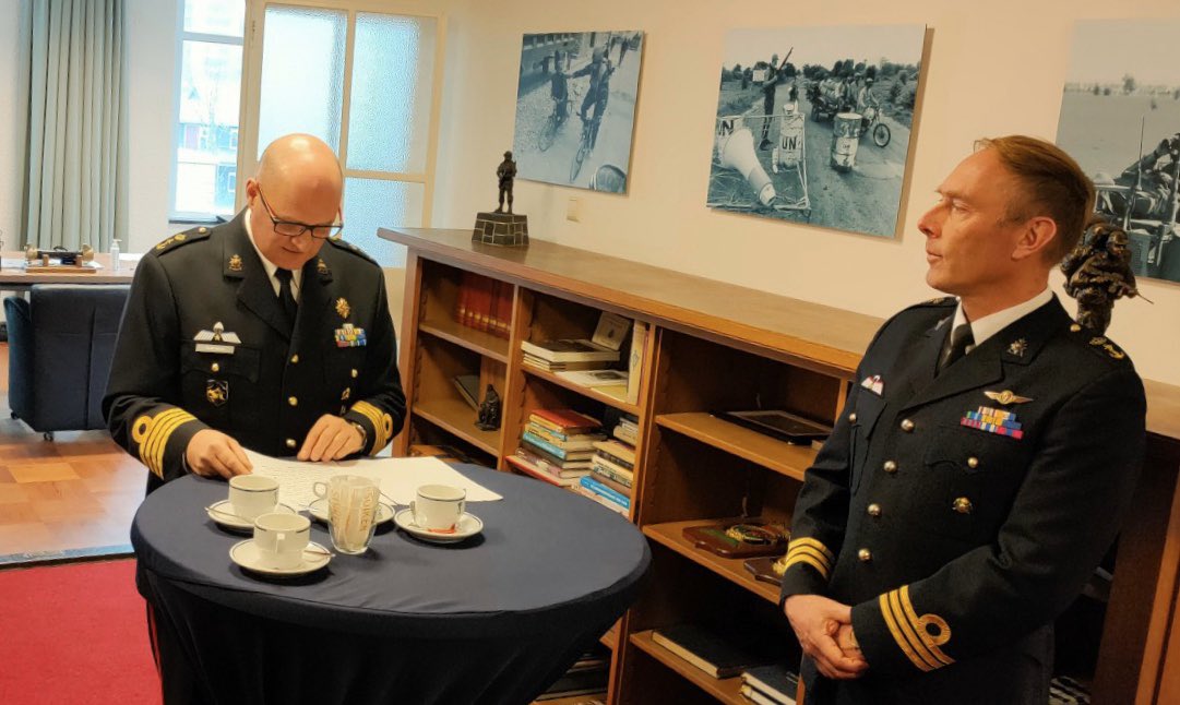 AOOKramer's tweet image. Een beperkte Commandanten overdracht ceremonie ivm Corona virus. Kolonel Posthumus heeft het commando overgedragen aan Luitenant-Kolonel Vlasman. @kon_marine @korpsmariniers @gemeenteraad010 @Defensie @DefensieOnline