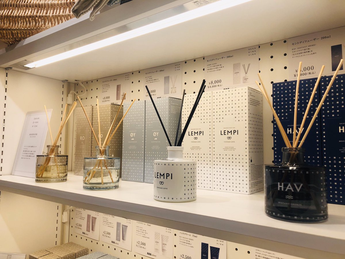 ステキ インターナショナル株式会社 A Twitter Skandinavisk スカンジナビスク ブックカフェstory Storyにて ほっこりとしたステキな空間に北欧の自然と暮らしをデーマにしたルームディフューザーとハンドクリームをセレクト 香ったら まるで遠い北欧