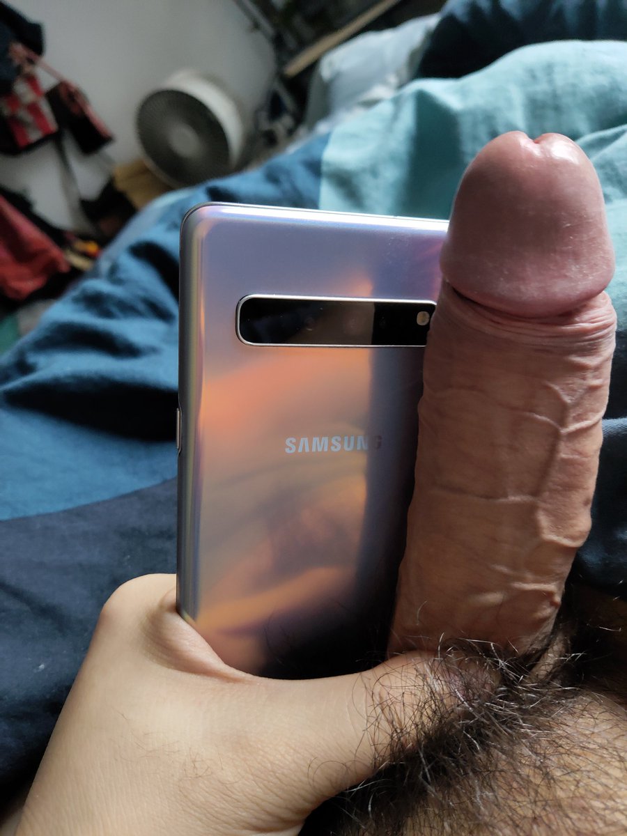 cakes999's tweet photo. 这是6.7寸屏幕的 Samsung Galaxy s10 5G，手机尺寸整体是比s10+更大了一圈，白色版本背壳颜色会随环境光幻化，非常美丽，手机跟索尼Xperia1几乎等长，但是由于屏幕比例原因，使用体验来说，还是Xperia1的带鱼屏握持比较舒服。 https://t.co/LYE3jeu8hd