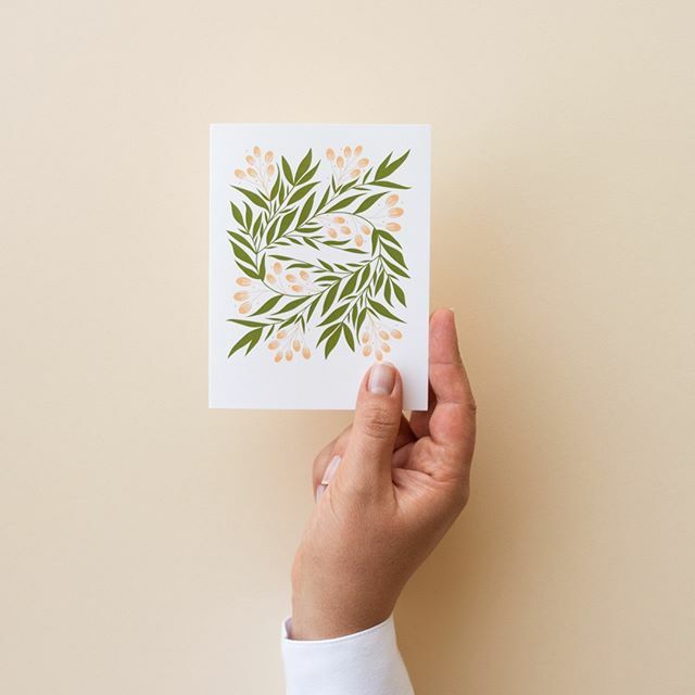shophazelmade's tweet photo. This Tuscan Florals design always feels so quiet and calm to me. Find this Greeting Card (single card or a box set) through the link in my bio as well as a Tea Towel, Notepad, and Little Note Set to match (https://t.co/dBAN8xqSvV). https://t.co/yXHFltpk3H