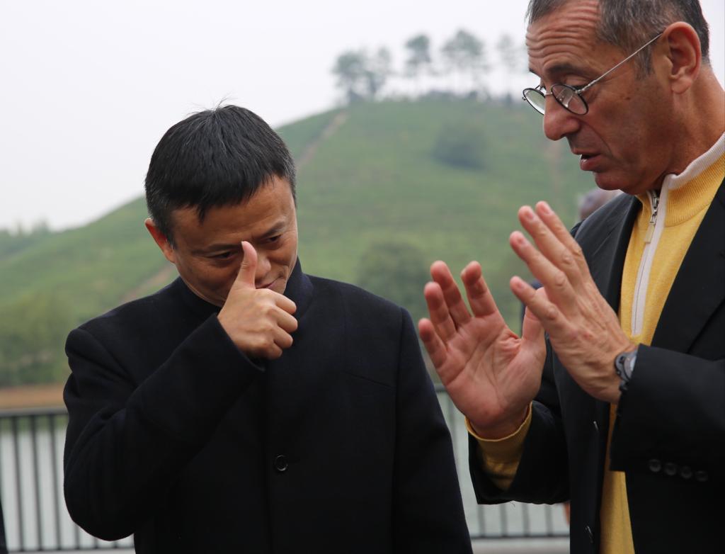 IsraelMFA's tweet photo. #Alibaba founder @JackMa, will donate testing kits, masks & protective clothing to 🇮🇱.
The Ambassador of @IsraelinChina Zvi Heifetz thanked Jack Ma and the @AlibabaGroup Foundation for the generous donation and for their uncompromising struggle against the #coronavirus pandemic. https://t.co/3STLsu9Dac