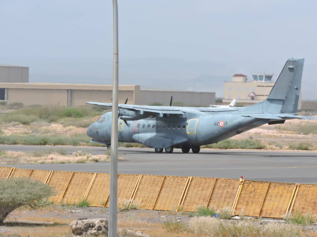 info_djib's tweet photo. #Covid19
#Djibouti 
Ce matin, le rapatriement des militaires espagnol par avion militaire : un protocole de sécurité sanitaire a été adopté pour la circonstance , tous ceux arrivés  samedi 14 mars ont été mis dans l’avion . https://t.co/Sl7mviaSHe