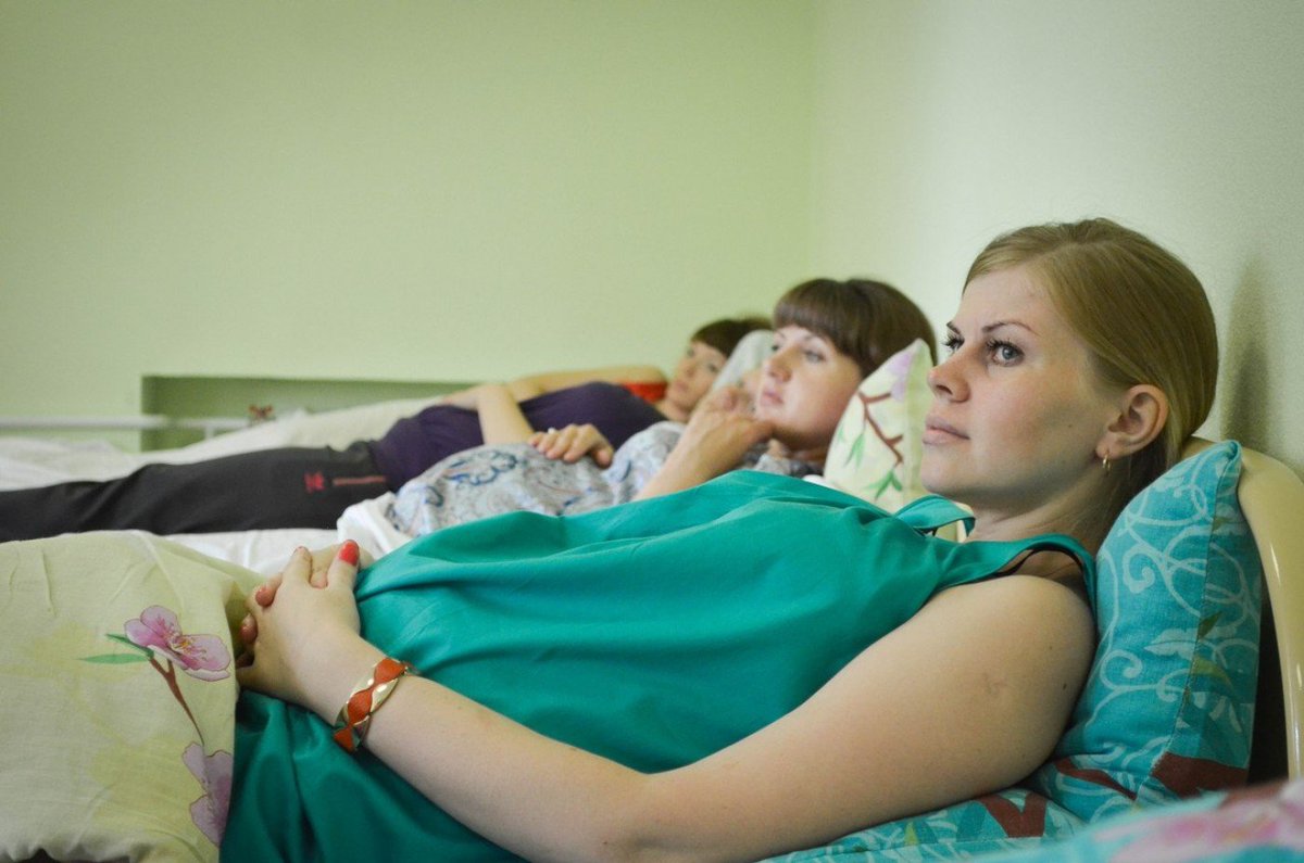 Кровати в роддом в палату. Кровать в роддоме. Беременные женщины в больнице. Палата в роддоме. На сколько кладут на сохранение.