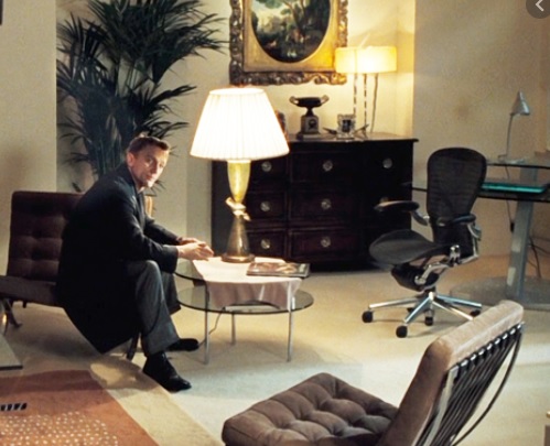 WorkFurnitureUK's tweet photo. If it's good enough for M? Take a look at the Aeron chair from Herman Miller #JamesBond  Amazing chair, 12 yr warranty, total back support - a few gadgets, but none Q has added (ejector seat or lasers 😆)  Call 01625 874220 for details #workingfromhome #WFM https://t.co/SnSTs3pOFz