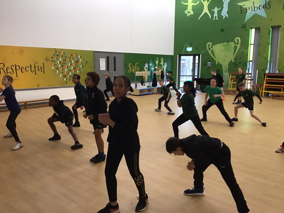 larksMPS's tweet photo. Box press ups and lateral lunges in our @thebodycoach warm up in PE today! @Sports1MPS 🙂 https://t.co/4mQ20RW0CZ