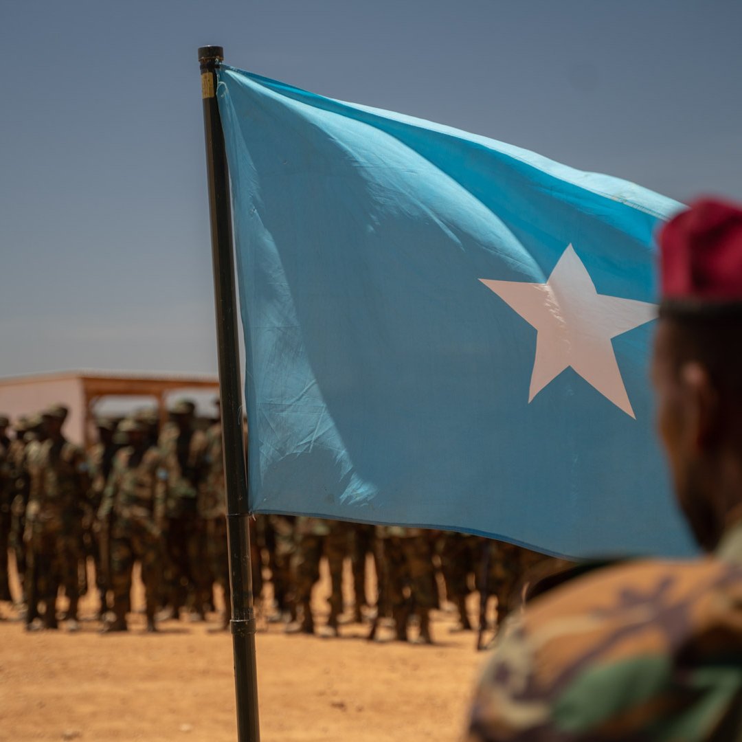 UKForcesSomalia's tweet photo. #somali CDF inspected the 3rd infantry company to be trained by @DefenceOps staff yesterday and then joined the rest of the #UK trained battalion for a photo in their #UKsupportsSomalis uniform, equipment, with a selection vehicles, in their new barracks. https://t.co/JK16qmKGVo