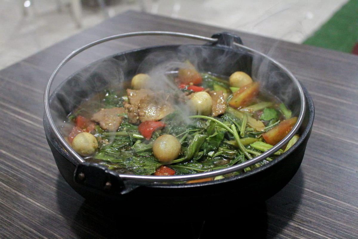 Kangkung Asap. 
Kangkung asap ini merupakan menu favorite loh guys. Cara penyajiannya yang unik buat pengunjung suka banget loh buat mengabadikannya melalui sosial media mereka.