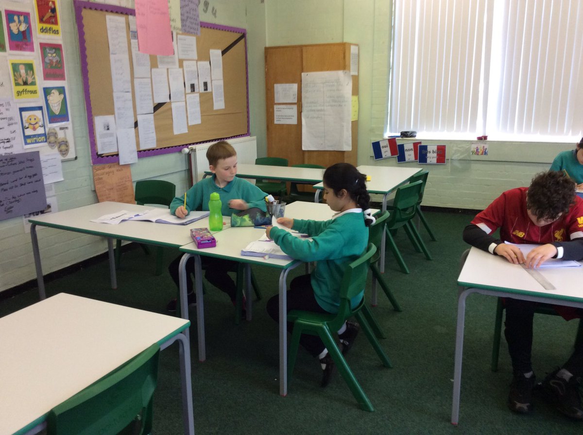 Springwood_Prm's tweet image. #Springharlech are busy drawing congruent shapes in maths #springmat
