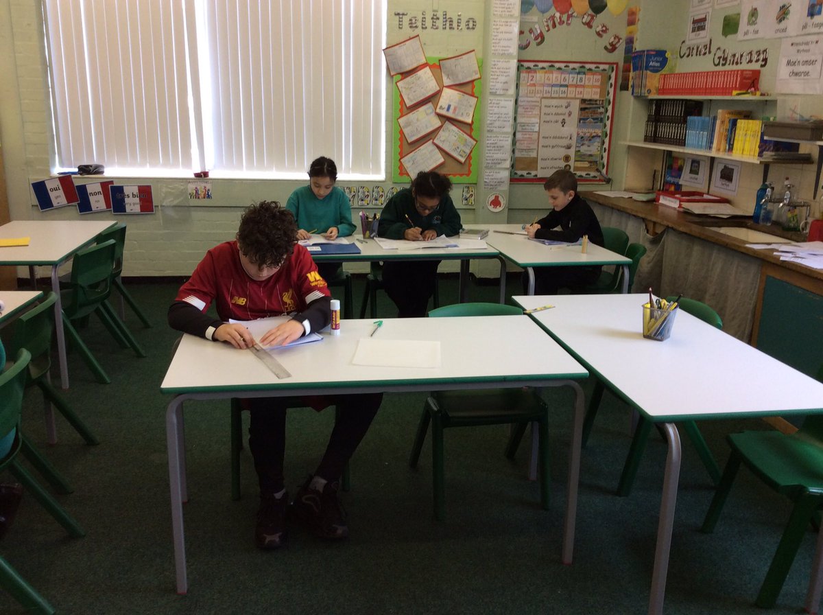 Springwood_Prm's tweet image. #Springharlech are busy drawing congruent shapes in maths #springmat