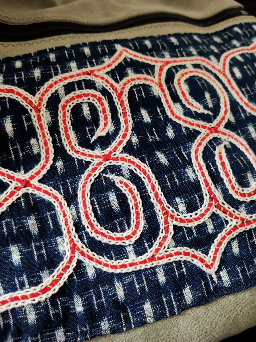 ApeHumi's tweet photo. 黄色い着物の人！
アイヌ刺繍教室を開催中！刺繍以外に、唄・踊り・ムックリ演奏、体験、ムックリ指導(販売可)、アイヌ料理、講話、民芸品オーダー等のご依頼をお受けしています。札幌市内・道内外の小・中学校等、少人数の個人・団体からの体験交流、出前授業、招聘も大歓迎！
お問い合わせはDMで！ https://t.co/fTZumfSD58