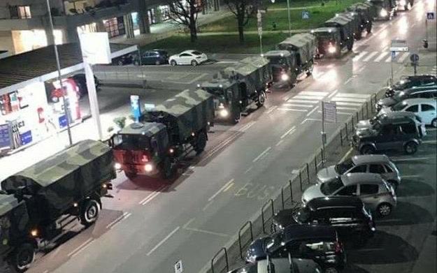 gianMedium's tweet photo. Un’immagine desolante, che tutti speravamo di non dover vedere mai. Persone ingiustamente decedute che abbandonano a bordo di mezzi militari la città natia, dove non vi è più spazio per loro. Uno dietro l’altro. #CoronaVirusItalia #Bergamo #19marzo #Esercito #Covid_19 #Italia https://t.co/D5L8Ab2UBg