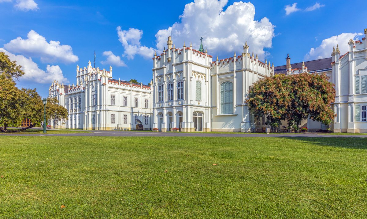 VineyardKapolna's tweet photo. #HungaryGuide: Martonvásár is just 30 km away from #Budapest, where the #Brunszvik castle is very charming 🏰
➡️ #Martonvásár #Hungary #daytripHUN #WhatToDoHUN #WhatToSeeHUN #WhereToGoHUN
Read more
https://t.co/ltU7c4EAev
Picture
https://t.co/vZ3culxXsD