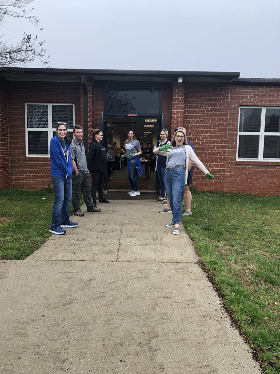 RandlemanMiddle's tweet photo. Come on out Tigers! We can’t wait to see you! #RandlemanMS #itsagreatdaytobeaTiger #packetpickupday https://t.co/CTqQE71U8H