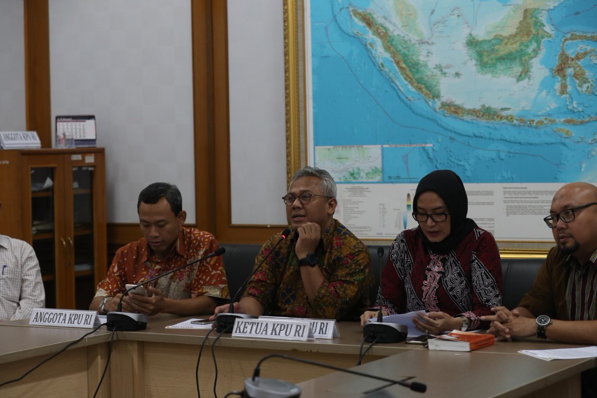 KPU_ID's tweet photo. Hai #TemanPemilih KPU hormati putusan DKPP, namun juga tegaskan tidak mengubah perolehan suara hasil #Pemilu2019 KPU bekerja sesuai UU 7/2017 dan berpandangan putusan MK yg wajib dilaksanakan, di antara putusan berbeda MK dan Bawaslu dlm perkara Kalbar | Kamis (19/3)
#KPUmelayani https://t.co/lvUQ6YMdwH