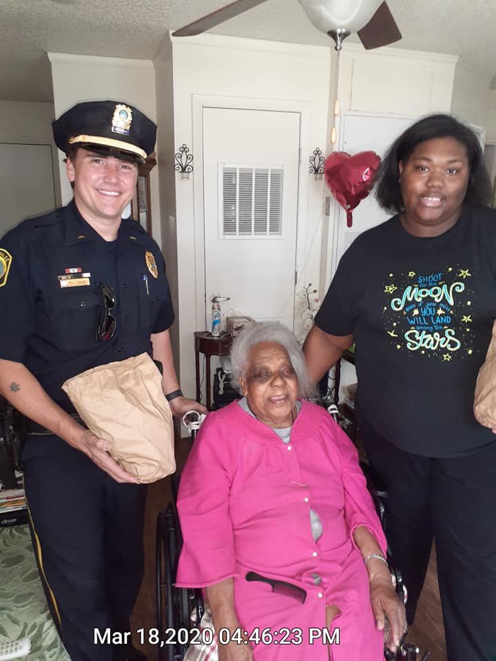 kassy_alia's tweet photo. Yesterday, Colonial Life donated bagged lunches to police to help people in need. It warms my heart so much to see how they were used to bring peace and comfort during such an uncertain time. https://t.co/WoIZBRLm5N