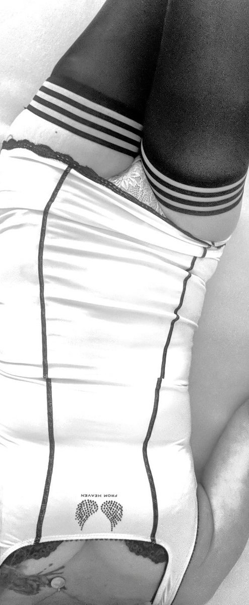 DIENSTAG ist mein Geburtstag🎁ihr #Loser werdet mich Ehren💁‍♀️ich erwarte Glückwünsche und viele Geschenke! Zack auf meine Liste und was nettes aussuchen #geldherrin #geldsklave #findom #Femdom #moneydom #zahlschwein #zahlfotze #zahlloser #paypig #fussfetisch #smoke #sklave #Piggy