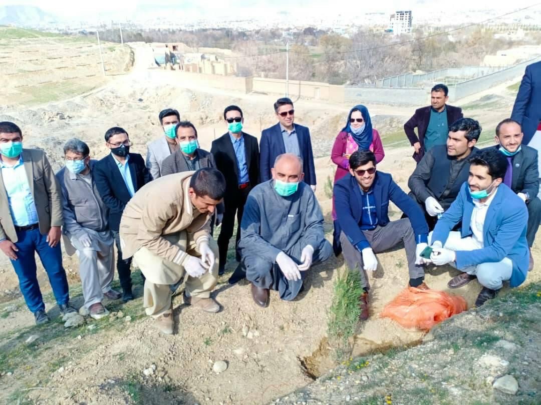 د کب میاشتې په ۲۸ مه نېټه د افغان سمون ټولنې د یو ګډ اشر په ترڅ کې د سولې، د کرونا ویروس د مخنیوي او دغه راز د پاک او زرغون چاپېریال لرلو په پار  د کابل ښار قلعه مسلم غون‌‌‌‌‌‌ډی کې لسګونه نیالګي کېنول.
#greenafghanistan
#cleanafghanistan #nawroz <a href="/nepairoa/">د چاپېریال ساتنې ملي اداره(NEPA)</a> 
<a href="/Agriculture_Afg/">MAIL Afghanistan</a>