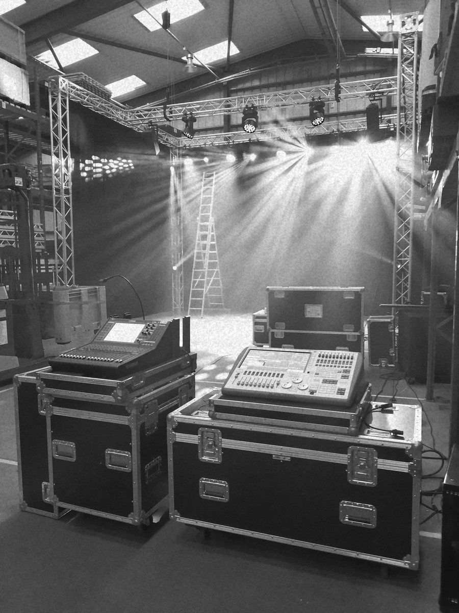 WCEAV's tweet photo. It's starting to take shape! @Robelighting @YamahaCommAudio @AvolitesLtd @Prolyte @ZargesUK Phone 01635 261922 to book your live stream event https://t.co/3vWTn9Lq26