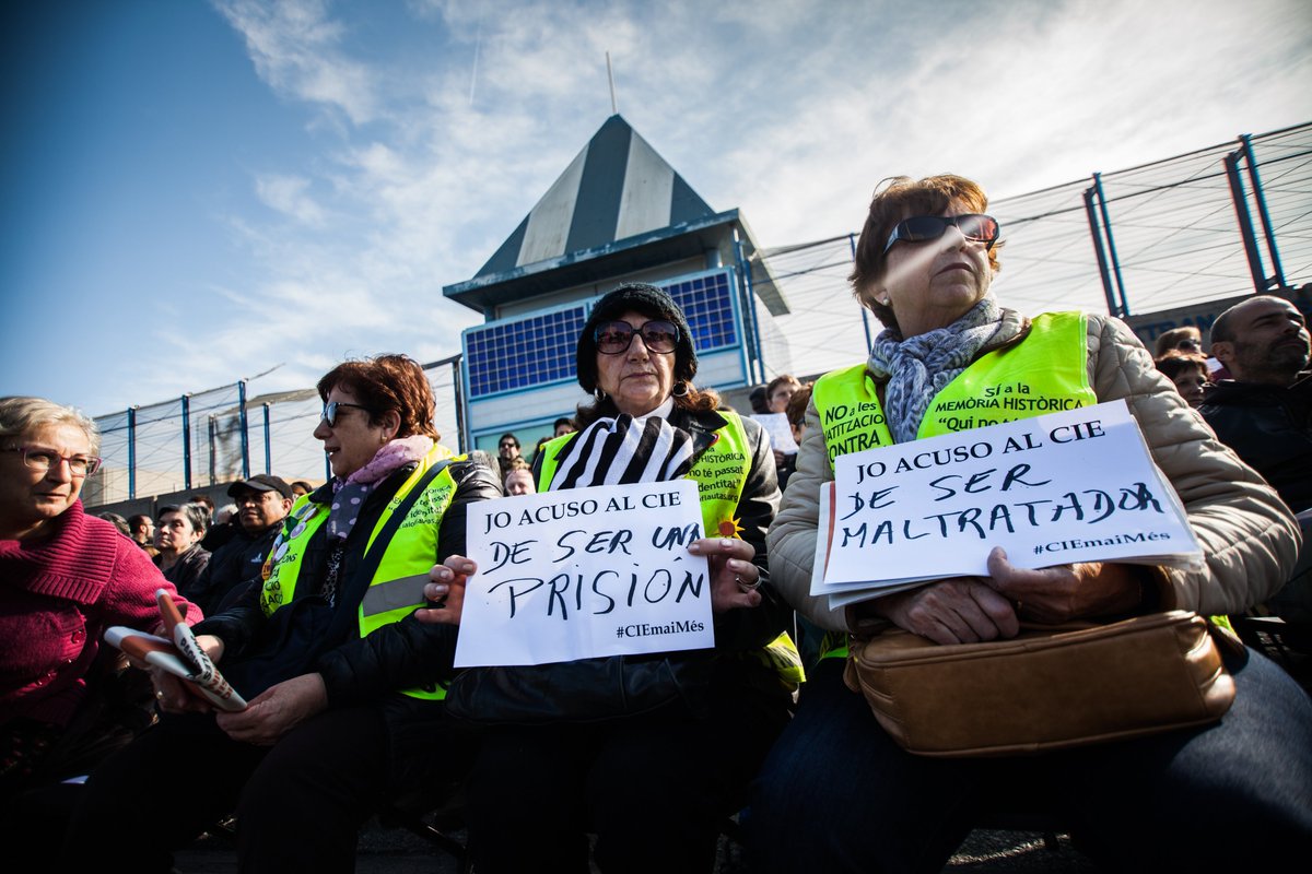 #ÚLTIMAHORA | Un intern del #CIE de Barcelona denuncia cinc policies nacionals per apallissar-lo directa.cat/un-intern-del-… Ho explica <a href="/dvdbou/">David Bou</a>