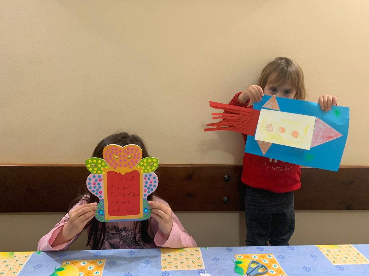NClic's tweet photo. ¡Qué chulo! Los peques de #NClic, ayudados por sus mamás, no han querido dejar pasar el #DíaDelPadre sin preparar alguna sorpresita... ¡Y mira q es difícil estando todos en casa! 🏠

#YoMeQuedoEnCasa
#IAmArenales https://t.co/SgEGxRUbmR