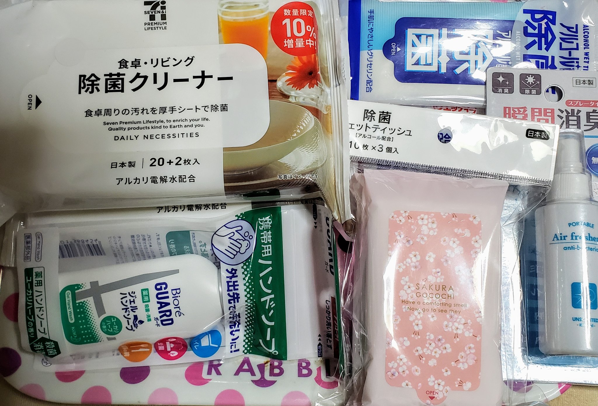うさぎのしっぽｖ ハッチ推しの ふくにゃんず 朝から出勤前にコンビニでゲット 帰りに１個前の駅の100均でゲット すぐになくなってしまうから 大事に使わないと 除菌スプレー 除菌ウェットティッシュ 携帯ハンドソープ コンビニ T