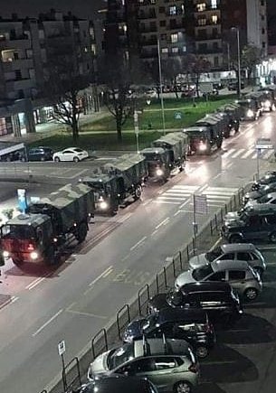 jmkarg's tweet photo. Lo de Italia es durísimo. Todos esos camiones militares, fotografiados ayer a la noche, llevan ataúdes que no pueden ser cremados en Bérgamo por el colapso de fallecidos. Van a otros lugares a hacerlo. America Latina tiene que evitar ahora estas posibles postales del horror. https://t.co/wMKJxSu4uY