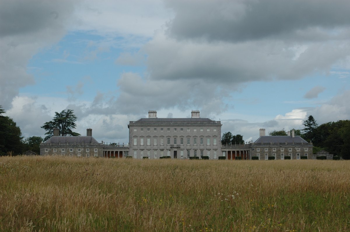 castletownOPW's tweet photo. Members of the public who choose to access Castletown parklands are urged to respect &amp; adhere to social distancing requirments #SocialDistancing #Covid19Ireland @opwireland @intokildare https://t.co/LUeT6aj1hq