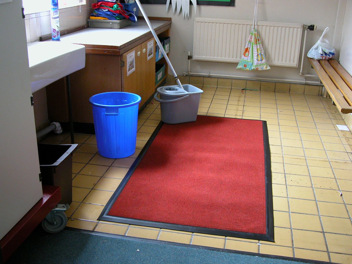 Handymat by <a href="/MasterMatting/">Master Matting</a> is designed for temporary use in #entrances and #wet areas on #rainydays or for #spillages #ThursdayMotivation #safety #CleaningUp #Maintenance mastermatting.com/product-catego…