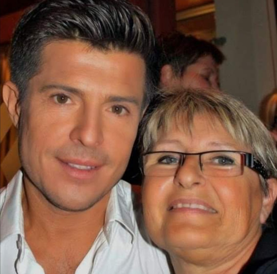 chris_camerman's tweet photo. @mickeymalmaison @TeamVNiclo @vincentniclo Courage Mickael !!! 🥰🌹Très bonne initiative !!! Merciii ! 🙏🙏🙏😜 Bises 🥰🌹❤️ #LeChatelet24mai2014 https://t.co/PVdjRYp28L