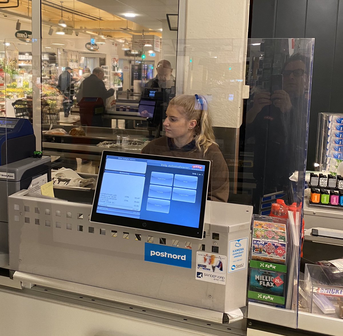 vkjuus's tweet photo. Trygghet er det viktigste nå! #MENY monterer plexiglass i kassepunktet for å beskytte våre matarbeidere og kunder❤️ Positivt mottatt her fra #MENY Indre Havn https://t.co/m4crZAztQJ