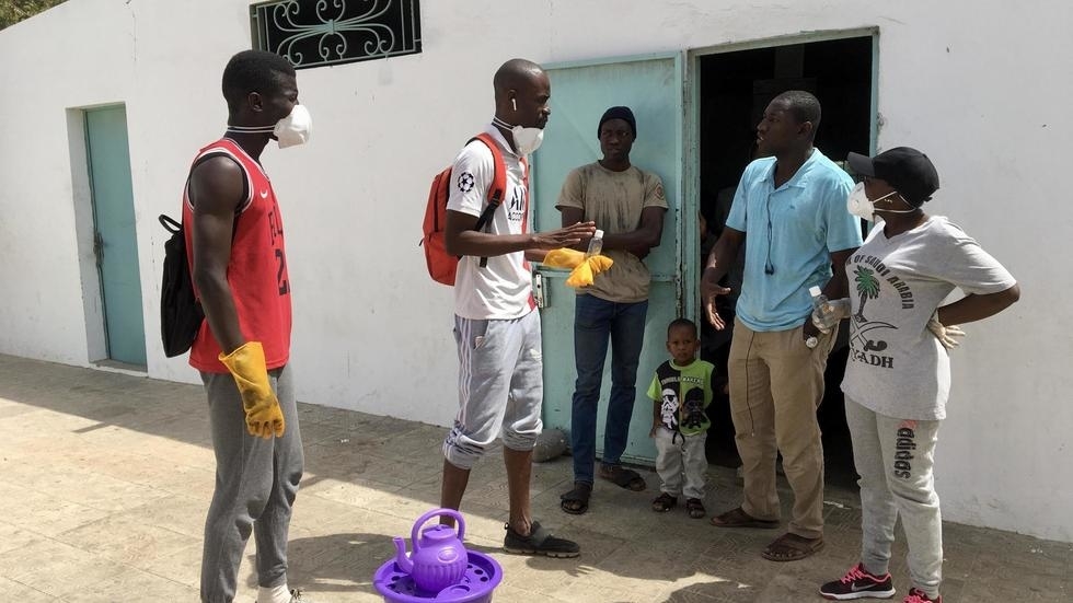 RFIAfrique's tweet photo. #CoVid19 #Coronavirus #Jour3 de #Confinement en France, premier décès officiel de la pandémie en Russie et des questionnements pour l’Afrique  #Thread #SpécialeAfrique 🇰🇪🇬🇦🇸🇳🇨🇮🇨🇩🇿🇼 #FilDuRécit https://t.co/4bvbcuL08K