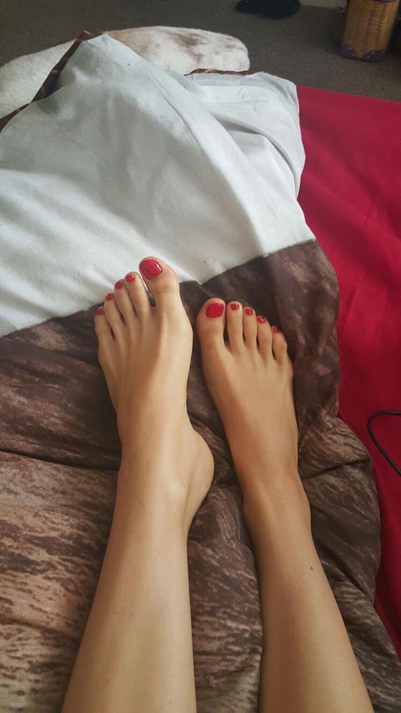 yourgoddessann2's tweet photo. Nice midweek treat for you all :) retweet if you would love to kiss them. #footfetish #goddess #footworship #piggy x https://t.co/0IYFxDvLSo