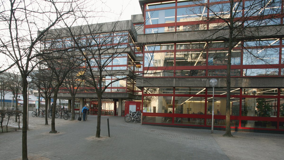 Koeln's tweet photo. Wir wollen wirklich, dass ihr zu Hause bleibt! Darum können ab sofort alle #Köln|erinnen und Kölner während der Schließzeit die Digitalangebote der @stbibkoeln nutzen. Der Zugang kann online oder per Mail beantragt werden: https://t.co/eu9ASlyWJA https://t.co/TUO1GSCoZ6