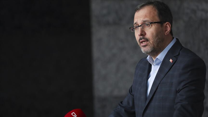 Gençlik ve Spor Bakanı Kasapoğlu, futbol, basketbol ve voleybol federasyonlarının başkanlarıyla gerçekleştirdiği toplantı sonrası saat 17.00'de açıklama yapacak.