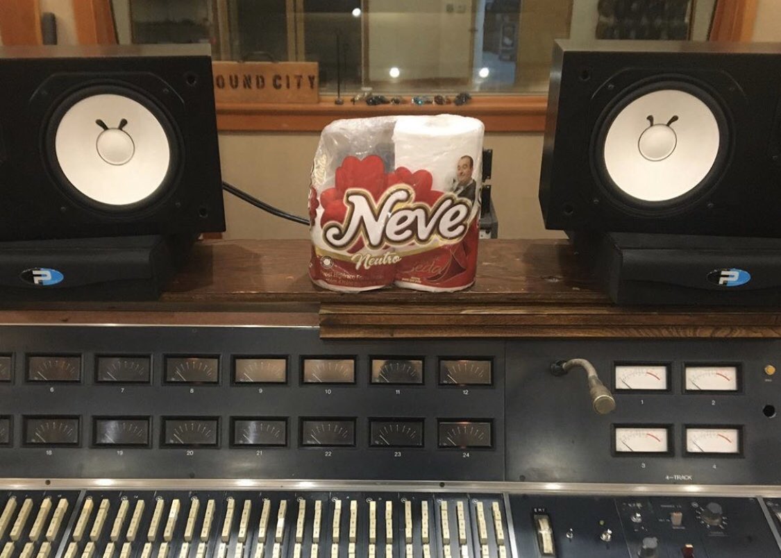 HorsepowerProd's tweet photo. when there's nothing left to do but play you a song..
a soothing dub &amp; reggae mix for you to download free:
https://t.co/3rJxWnF64R https://t.co/kLep83lalZ