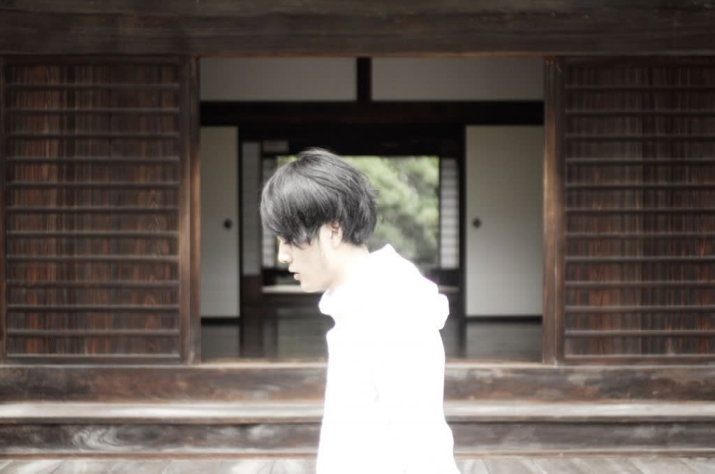 ecrit_o's tweet photo. 山梨のゲーセンで音ゲーにハマった少年は留学先のバーミンガムでテクノ文化に魅惑され、自身もその謎に迫りクリエイトしていくーー。新作『We Dance Alone』では、リズム構造6／4の発見と過去の「聖典」へのオマージ��で歴史参照枠として長大となったIDM史を解体し、新たな地平を切り拓きます。 https://t.co/vPqc59I04O