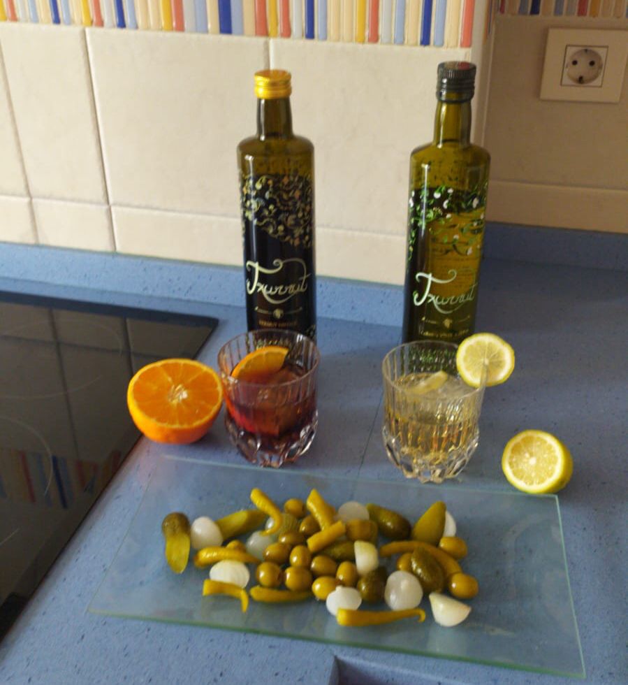 La cuarentena... más llevadera con Vermut 👉 Con TXURRUT VERMUT 😋

¡Delicioso!

#cuarentena #vermut #txurrutvermut #sopuerta #enkarterri