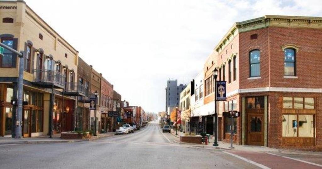 CBSNews's tweet photo. Property owner tells restaurants not to pay rent - pay staff instead https://t.co/Rdw1D2SOSP https://t.co/HWDY7HTfPS