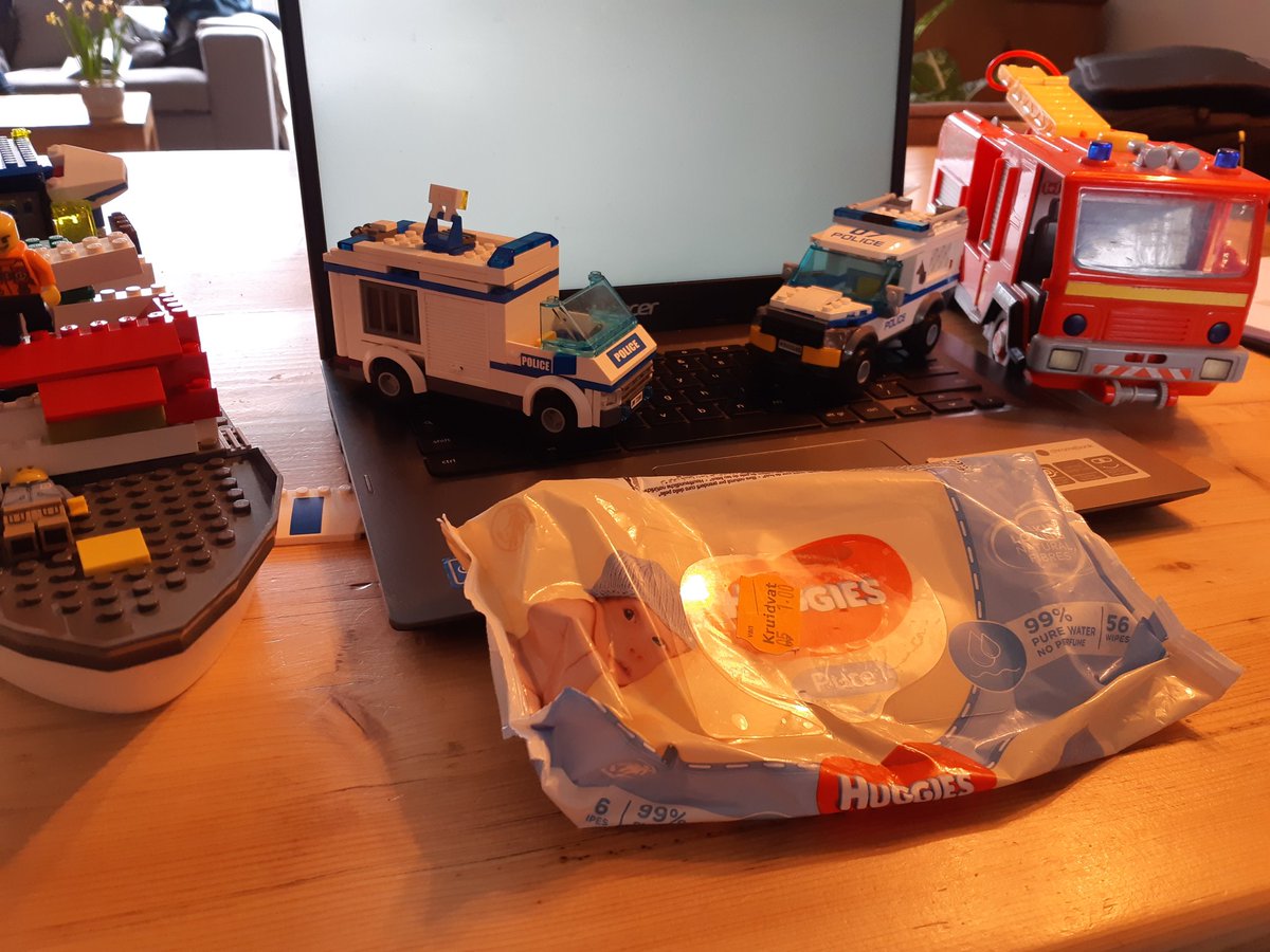 WA_Transvaal_M's tweet photo. Leuk joh, #thuiswerken! 
#transvaal #schilderswijk @POL_Heemstraat #brandweermansam #LEGO #snoetenpoetsers #Carona #liefvoorelkaar https://t.co/4CiLDxztwE