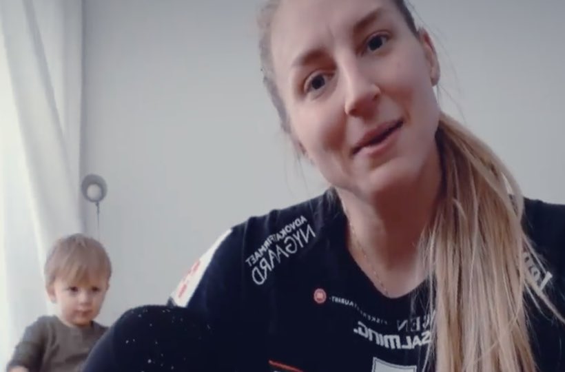 I dag er det supermum <a href="/BlohmLinn/">Linn Blohm</a>, der viser dagens WOD, mens Wilton stjæler opmærksomheden en smule 😍 Børn ingen undskyldning for at træne. Værsågod 🖤
#stayhome #WOD #workout 

facebook.com/48675154805064…