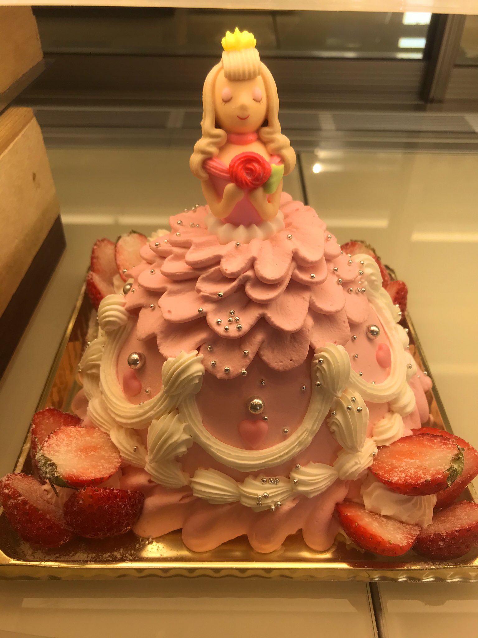 Yuki 更に更に更更に プリンセスまでも プリンセスかな プリンセスだね ドレスだし パティスリーアリス ドレスケーキ ウニクス上里 T Co Aniud3dyuh Twitter