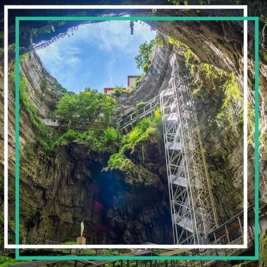 incontourLot's tweet photo. 🔍Partez à #103mètres sous terre pour découvrir un lieu exceptionnel : le #GouffredePadirac 😍
Eau turquoise, stalactites géantes, #salledugranddôme haute de 94m : vous n'avez rien vu d'aussi beau, et croyez nous, ça vaut le détour ! 🤩🤙 https://t.co/FAv25saG4z